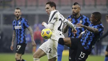 Juventus&#039; Federico Chiesa, center, is challenged by Inter Milan&#039;s Ashley Young during a Serie A soccer match between Inter Milan and Juventus at the San Siro stadium in Milan, Italy, Sunday, Jan. 17, 2021. (AP Photo/Luca Bruno)