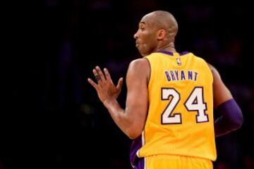 Kobe Bryant en su último partido con Los Ángeles Lakers logra 60 puntos, récord de anotación de la temporada, ante los Utah Jazz. 