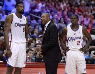  El entrenador de los Clippers Doc Rivers se dirige a su jugador DeAndre Jordan (izda) junto a su compañero Darren Collison (dcha) durante el partido de la NBA que enfrentó a su equipo contra los Warriors en el Staples Center.