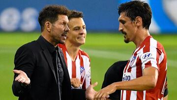 Diego Pablo Simeone da instrucciones a Stefan Savic en el partido ante el Celta en Balaídos