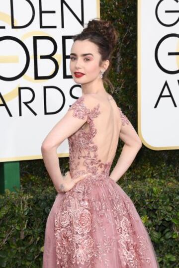 Lily Collins en la alfombra roja de los Globos de Oro.