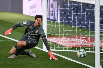 El jugador del Eibar, Bigas, marca el 3-1 al Real Madrid. 