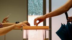 Una persona mete su voto en una urna vota en el Centro de Formación Rodrigo Giorgeta, a 28 de mayo de 2023, en Valencia, Comunidad de Valencia (España).
28 MAYO 2023;VALENCIA;VOTACIONES;28M;ELECCIONES MUNICIPALES Y AUTONÓMICAS
Rober Solsona / Europa Press
28/05/2023