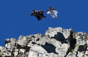 Salto con traje de alas o wingfly en la montaña Brevent en la estación de esquí francesa de Chamonix, Francia.