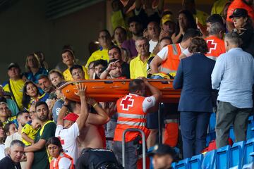 Una incidencia médica de un aficionado en la grada, detiene el partido, mientras los servicios médicos del Estadio atienden al aficionado.