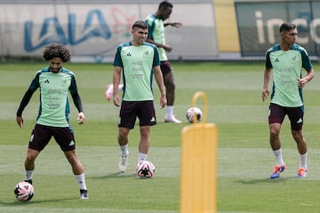 MEX7575. CIUDAD DE MÉXICO (MÉXICO), 03/09/2024.- César Huerta (i), Johan Vásquez (c) y Fidel Ambriz, de la selección mexicana de fútbol, participan en un entrenamiento previo al amistoso contra Nueva Zelanda en el Centro de Alto Rendimiento este martes, en la Ciudad de México (México). EFE/ Isaac Esquivel
