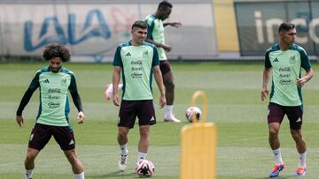 MEX7575. CIUDAD DE MÉXICO (MÉXICO), 03/09/2024.- César Huerta (i), Johan Vásquez (c) y Fidel Ambriz, de la selección mexicana de fútbol, participan en un entrenamiento previo al amistoso contra Nueva Zelanda en el Centro de Alto Rendimiento este martes, en la Ciudad de México (México). EFE/ Isaac Esquivel