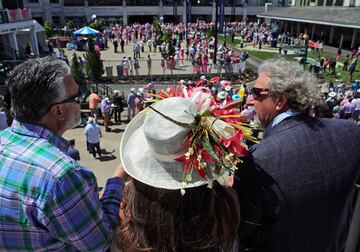 Aficionados a la h¨ªpica en el Churchill Downs de Kentucky durante la Kentucky Oaks.