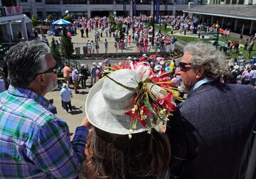  Aficionados a la hípica en el Churchill Downs de Kentucky durante la Kentucky Oaks.