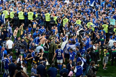 Jugadores y aficionados celebraron el ascenso sobre césped del Carlos Tartiere.