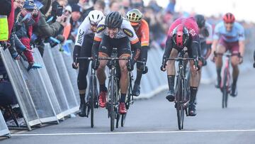 Alexander Kamp, Chris Lawless, Greg Van Avermaet y Ramus Tillier durante el esprint de la 3º etapa del Tour de Yorkshire.