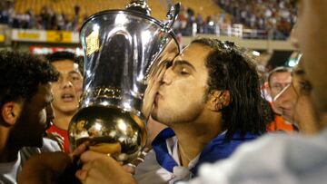 RAMAT GAN, ISRAEL - MAY 18: (ISRAEL OUT) Bnei Sakhnin's player Lior Asulin kisses the trophy after their historic match against Hapoel Haifa in the State Cup final at the National Stadium May 18, 2004 in Ramat Gan, Israel. No Arab team has ever won a major trophy in Israel and Sakhnin has already made history just by making it to the final. (Photo by Uriel Sinai/Getty Images)