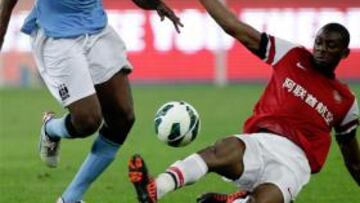 Yaya Toure y Diaby luchan por un balón.