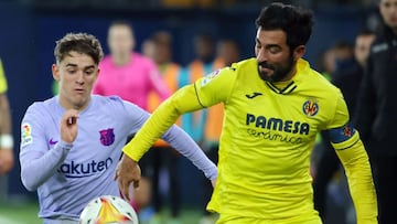 Barcelona's Spanish midfielder Gavi (L) vies with Villarreal's Spanish defender Raul Albiol during the Spanish league football match between Villarreal CF and FC Barcelona at La Ceramica stadium in Vila-real on November 27, 2021. (Photo by JOSE