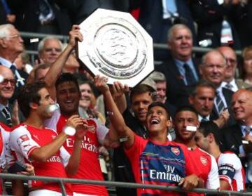Alexis Sánchez debutó por Arsenal el 10 de agosto de 2014 en la Community Shield, donde vencieron 3-0 a Manchester City de Manuel Pellegrini para ganar su primer título con el club.