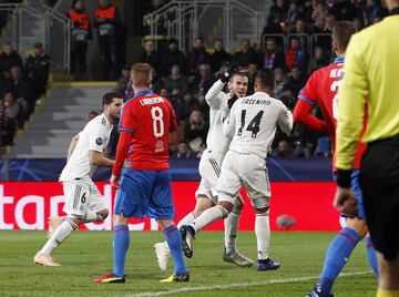 0-2. Casemiro celebró el segundo gol.