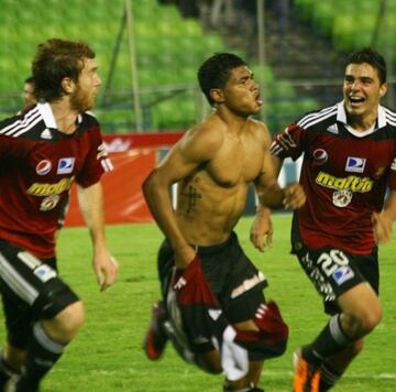 Debutó con el Caracas FC, pero de niño se hizo pruebas con Lanús y Estudiantes La Plata. En ambos clubes convenció, pero por la edad tuvo que regresar a Venezuela