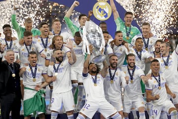 Marcelo levanta el trofeo de la Champions.
 
