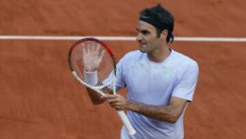 Federer devuelve al público los aplausos tras su triunfo.