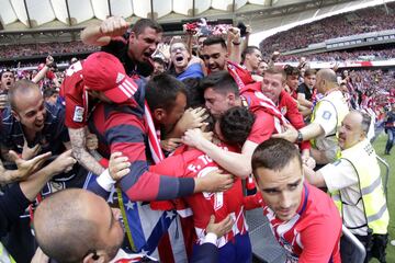 Torres celebra el 2-1 con la afición. 