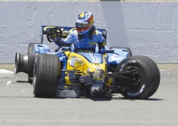 Indianapolis during the 2004 season saw Fernando Alonso's second big accident. Locked in battle with Jarno Trulli, his teammate, he tried to pass Ralf Schumacher on the outside in the tunnel and hit the wall. Again luck was on his side and he walked away 