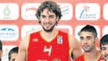 <b>PAISANOS. </b>Pau y Navarro, con el dúo Estopa, hermanos Muñoz.