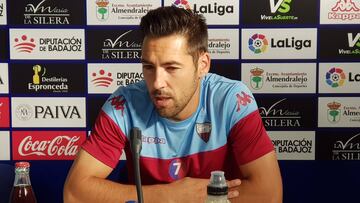 Carlos Valverde durante una conferencia de prensa.