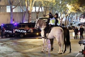 Medidas de seguridad en el exterior del estadio de Vallecas.