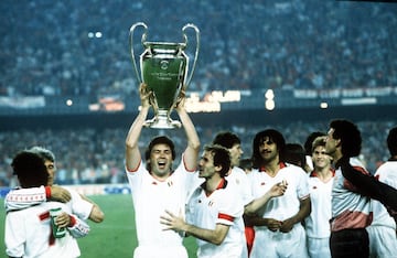 Carlo Ancelotti se convirtió en bicampeón de Europa al ganar con el Milan la Copa de Europa ante el Steaua de Bucarest en el Nou Camp de Barcelona. La exhibición del conjunto italiano fue espectacular, desde el principio hasta el final, rematada por goles de Gullit (dos) y Van Basten (los otros dos). En la imagen, el actual entrenador italiano levanta 'La Orejona'.