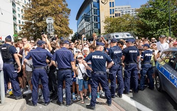 Más de 500 personas se han acercado a la puerta del Radisson Collection Hotel para recibir al Real Madrid.