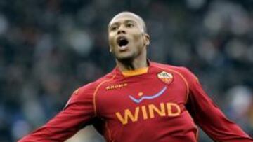 <b>MÁS CERCA. </b>Baptista celebra un gol con la Roma.