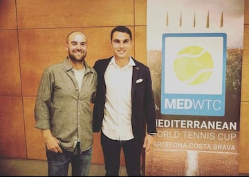 Miquel Puig con el director de tenis de Hong Kong.