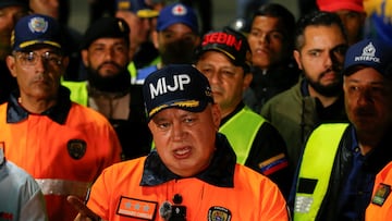 Venezuela's Interior Minister Diosdado Cabello talks to members of the Bolivarian National Guard as Venezuelan migrants flown from Guantanamo Bay via Honduras, arrive on a deportation flight at Simon Bolivar International Airport in Maiquetia, La Guaira State, Venezuela, February 20, 2025. REUTERS/Leonardo Fernandez Viloria