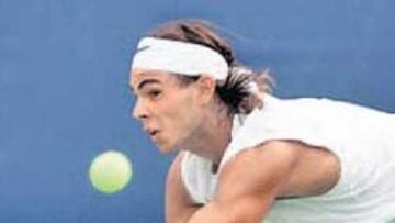 <b>ESTIRADA. </b>Rafa Nadal persigue una bola en el partido que le enfrentó al local Dancevic.
