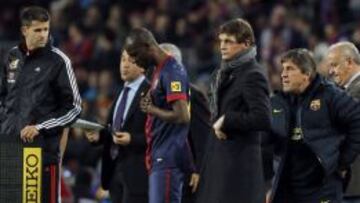 Abidal, el pasado s&aacute;bado, reza antes de salir al campo en presencia de Vilanova.