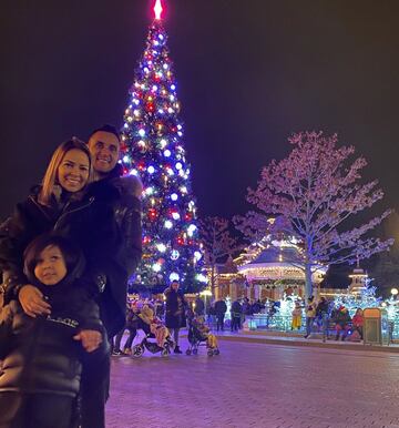 Por la noche, con el árbol de Navidad recién inaugurado y encendido, Keylor Navas junto a su mujer y su hijo.