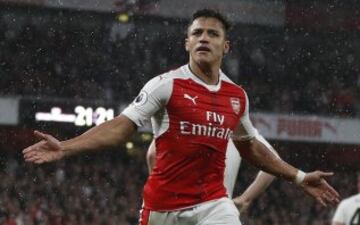 El mejor jugador del Arsenal. Sus goles clave para hacer que el equipo compita por entrar en Champions. El Arsenal no quiere desprenderse del chileno pero ¨¦ste ya avis¨® que no sabr¨ªa si continuar si el equipo no alcanzaba una plaza para la Champions League