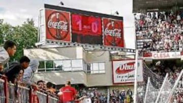 <b>PROBLEMA. </b>Aficionados subidos a las vallas cuando se cayeron tras una avalancha ante el Benidorm.