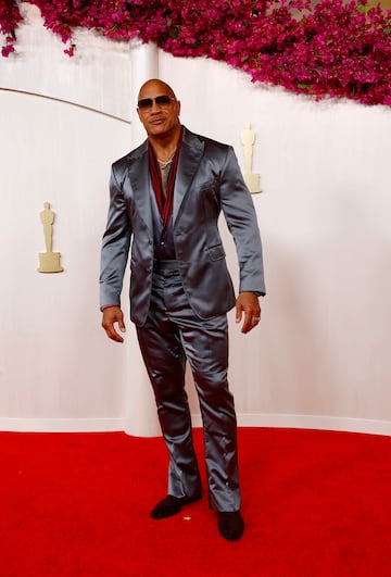 Dwayne Johnson, The Rock, posa en la alfombra roja.