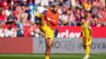 GIRONA, 04/05/2024.- El defensa uruguayo del FC Barcelona Ronald Araújo calienta antes del encuentro correspondiente a la jornada 34 de LaLiga EA Sports disputado este sábado entre el Girona y el FC Barcelona en el Estadio Montilivi de Girona. EFE/ Siu Wu
