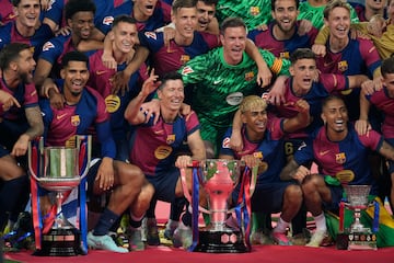 Los jugadores del Barcelona celebran el título de Liga al final del encuentro de la jornada 37 de LaLiga entre FC Barcelona y Villarreal CF
