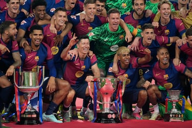 Los jugadores del Barcelona celebran el título de Liga al final del encuentro de la jornada 37 de LaLiga entre FC Barcelona y Villarreal CF 