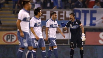 Futbol, Universidad Catolica vs O'Higgins
Undecima fecha, campeonato de Clausura 2016/17
El arquero de Universidad Catolica Franco Costanzo, derecha, se lamenta tras el gol de O'Higgins durante el partido de primera division disputado en el estadio San Carlos de Apoquindo en Santiago, Chile.
21/04/2017
Andres Pina/Photosport
***************
Football, Universidad Catolica vs O'Higgins
11th date, Clousure Championship 2016/17
Universidad Catolica's goalkeeper Franco Costanzo, right, reacts after the goal of O'Higgins during the first division football match at the San Carlos de Apoquindo stadium in Santiago, Chile.
21/04/2017
Andres Pina/Photosport