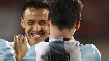 Alexis se inspira en Messi para jugar como centrodelantero