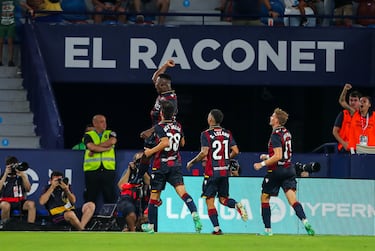 El futbolista del Levante fue uno de los destacados en el Levante Burgos, que el equipo valenciano acabó ganando 3-2. En la imagen, el defensa celebrando el tanto de la victoria que marca Mohamed Bouldini.