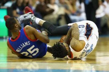 Elliot Williams (25) lucha por el balón con Chris Douglas-Roberts (55).