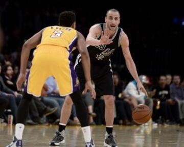Manu Ginobili ante Anthony Brown.