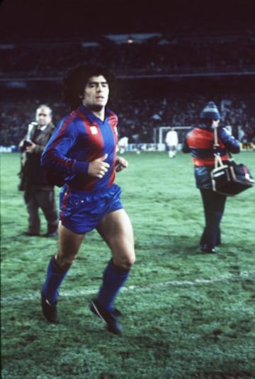 Diego Maradona, en uno de sus encuentros ante el Real Madrid: estuvo a punto de fichar por el club de la Castellana, pero las pretensiones del Nápoles frustraron su pase.