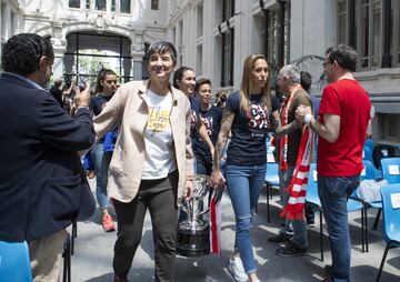 Las jugadoras del Atlético de Madrid Silvia Meseguer y Lola Gallardo, junto a la directora del femenino Lola Romero, llevan la Copa de la Liga durante la recepción en el Ayuntamiento. 