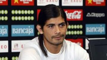 <b>Banega</b> en rueda de prensa.